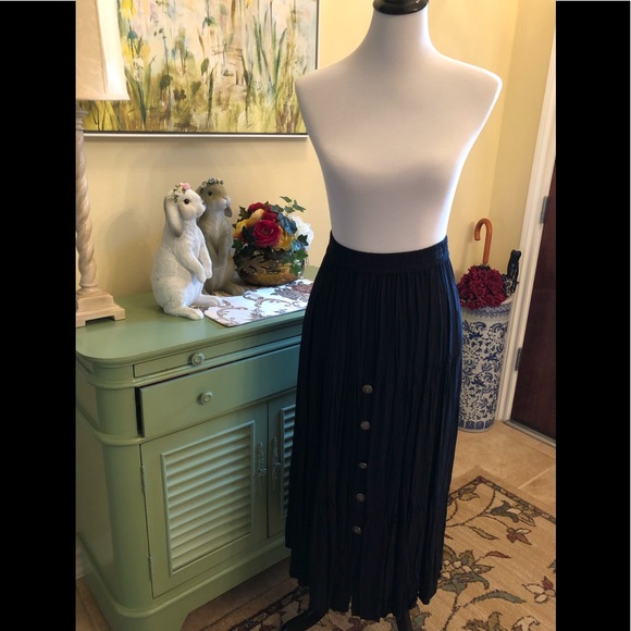 Petite Access skirt black with button accents - Picture 1 of 5